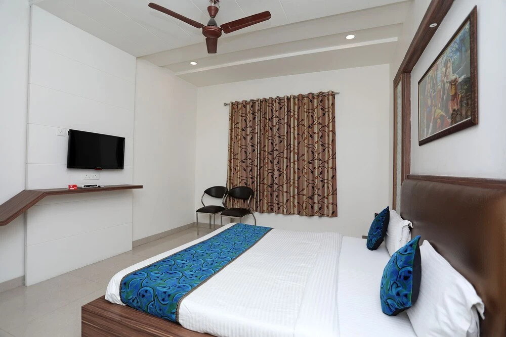 OYO 10343 Hotel Heera Foods