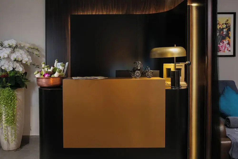Le Premier Hotel & Rooftop Bar