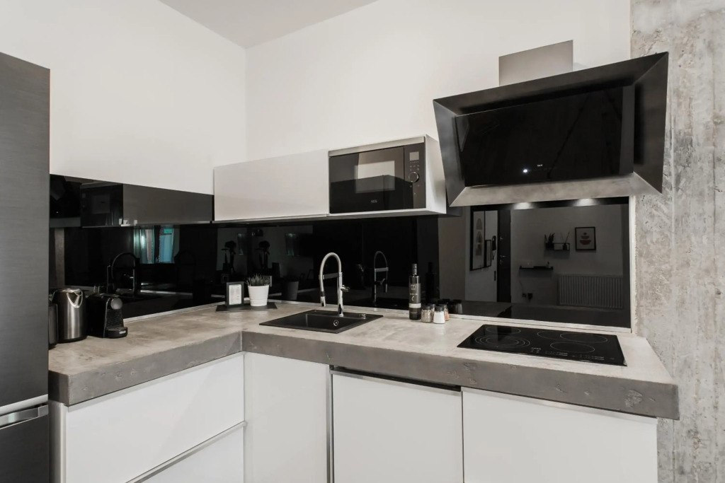 Industrial 1BR Apartment in Ampelokipoi Area by UPSTREET