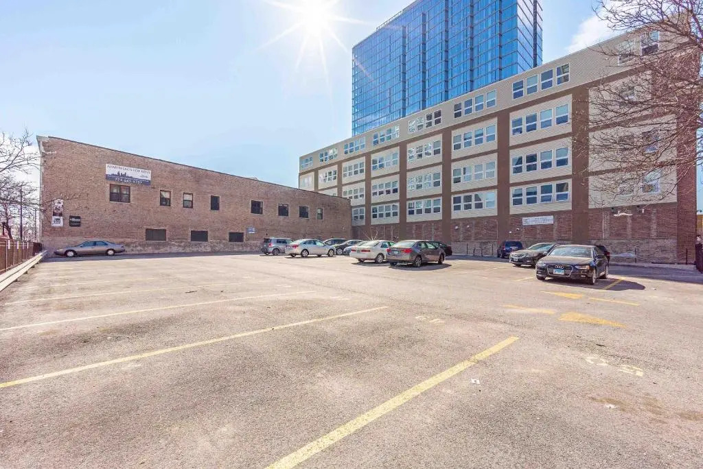 McCormick place luxury Penthouse Duplex with personal rooftop with optional parking for 8 guests