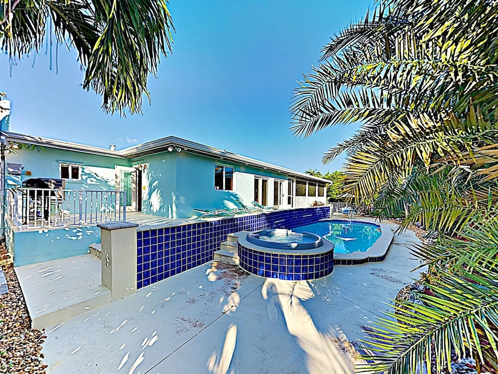 Canal-front Dream W/ Private Pool, Spa & Dock 3 Bedroom Home