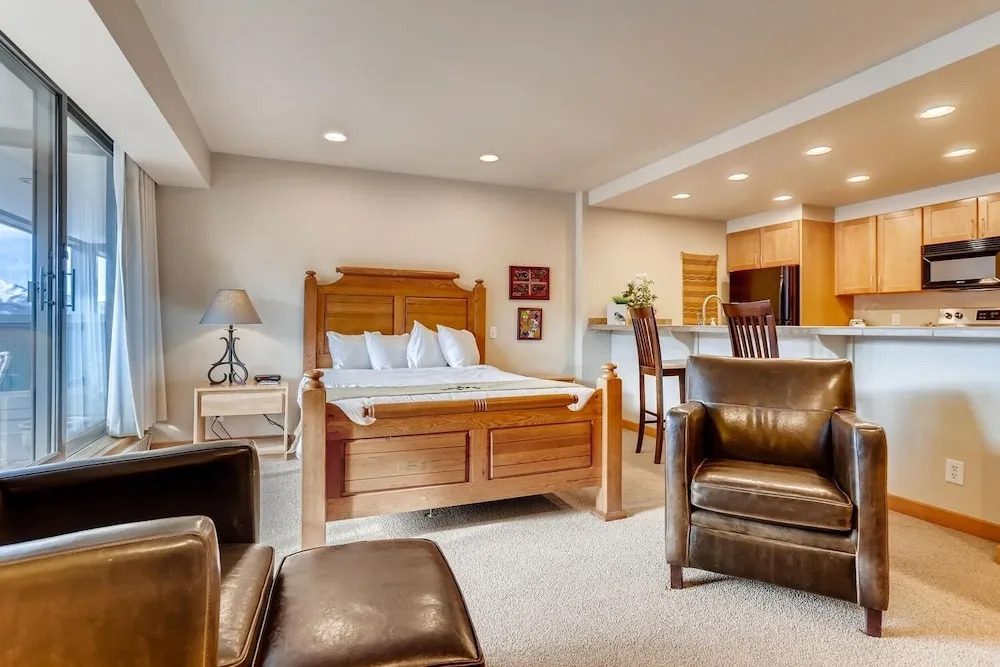 Renovated Studio- Kids Ski Free & On Shuttle Route! Studio Bedroom Condo by RedAwning