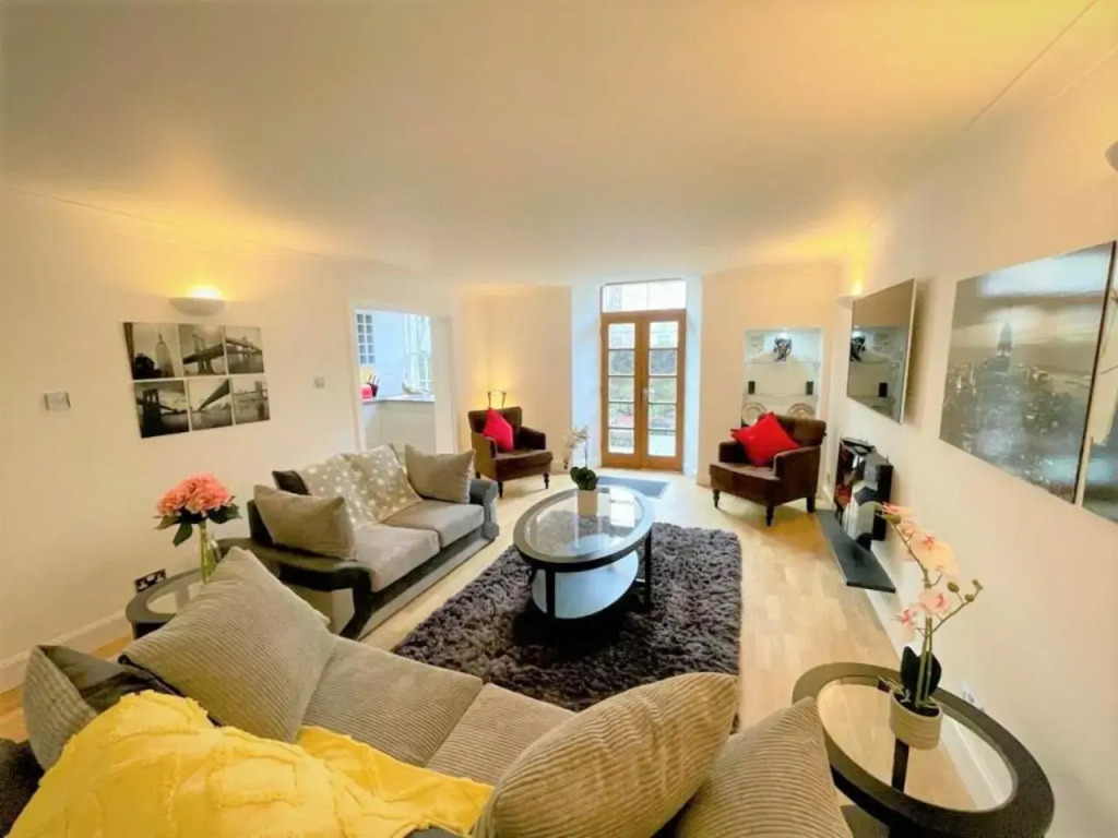 Elite 3 Bed New Town Apt with Private Walled Garden