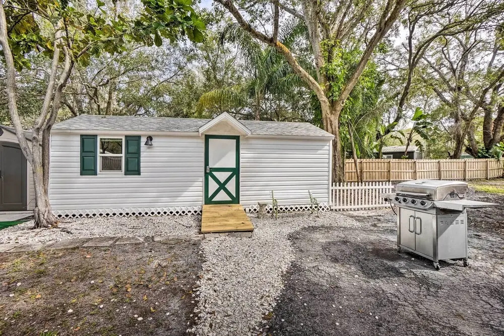 Tropical Palm Harbor Studio: Walk to Gulf!