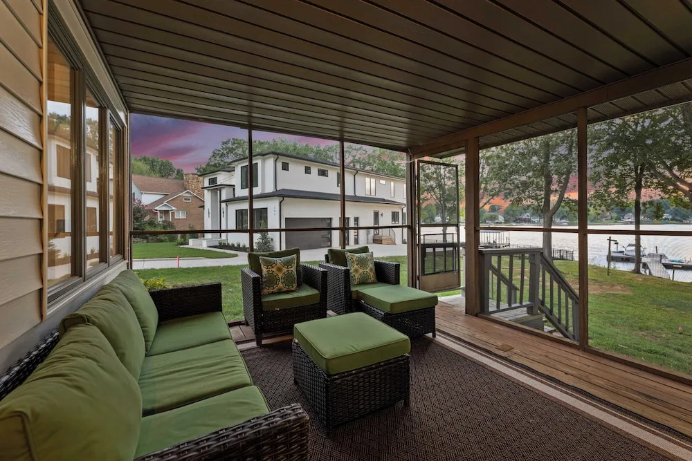 Stylish 3BR Waterfront Home w/ Sunset Porch + Access to Dining Sunsets on Shoreline by Avantstay