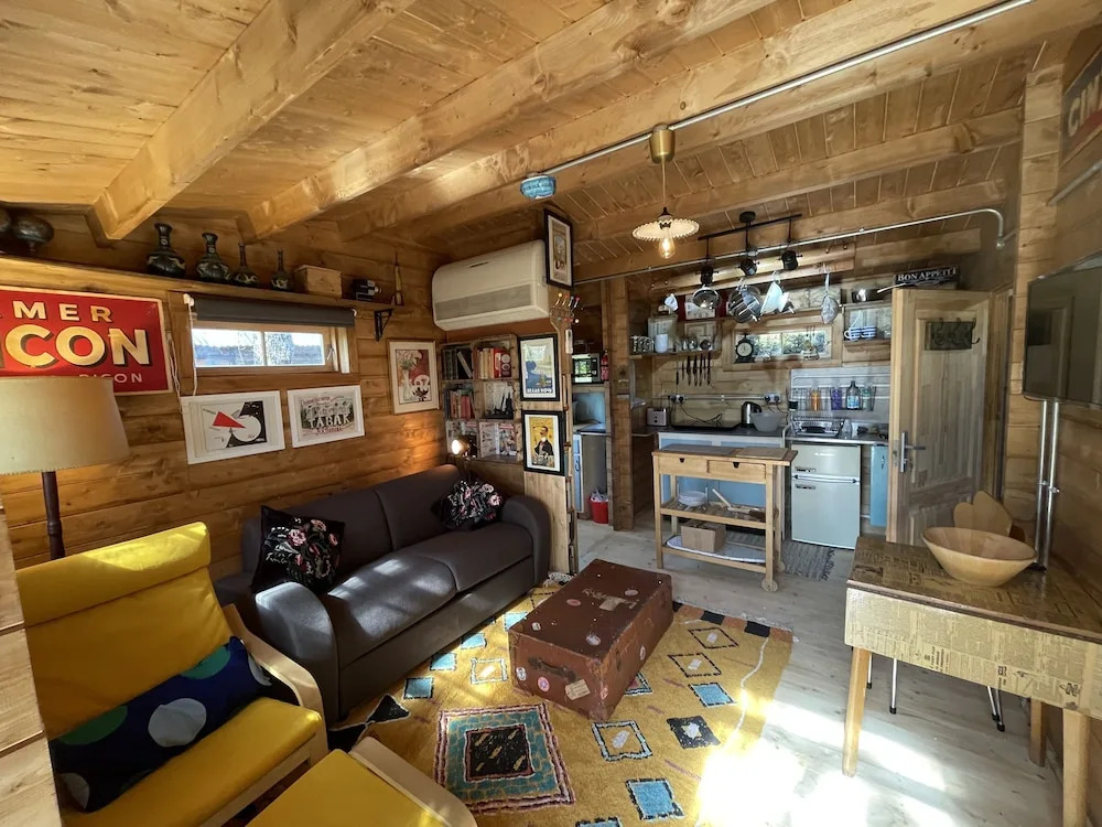 Retro Lodge nr Dartmoor with hot tub & opt sauna