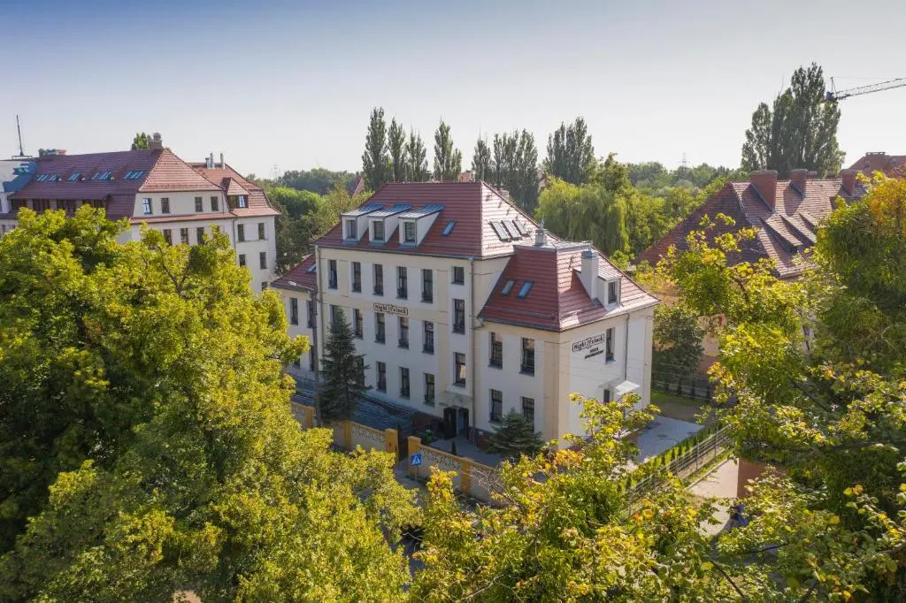 Hostel "Night o'clock" - restauracja, parking i darmowa siłownia