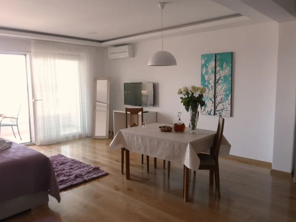 Apartments by the sea Makarska - 21425