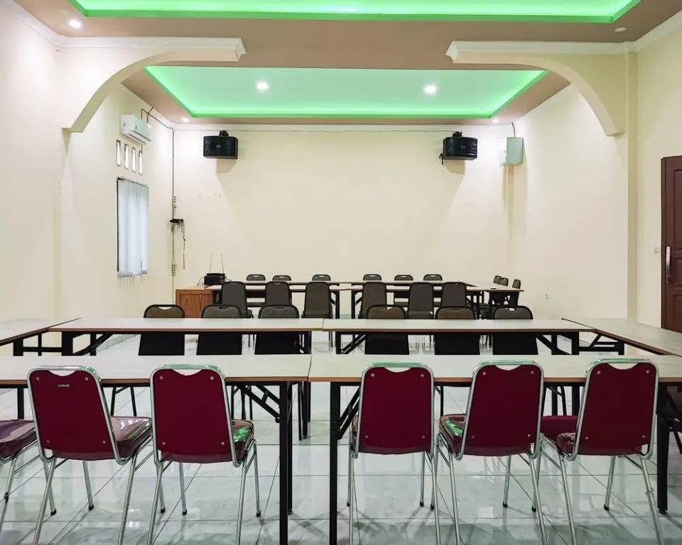 RedDoorz Plus Syariah near Simpang Rimbo Jambi 2