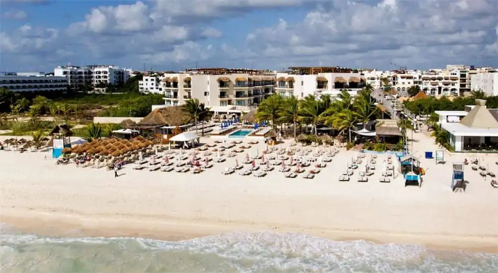 Aldea Thai Jr Suite by SunandSea