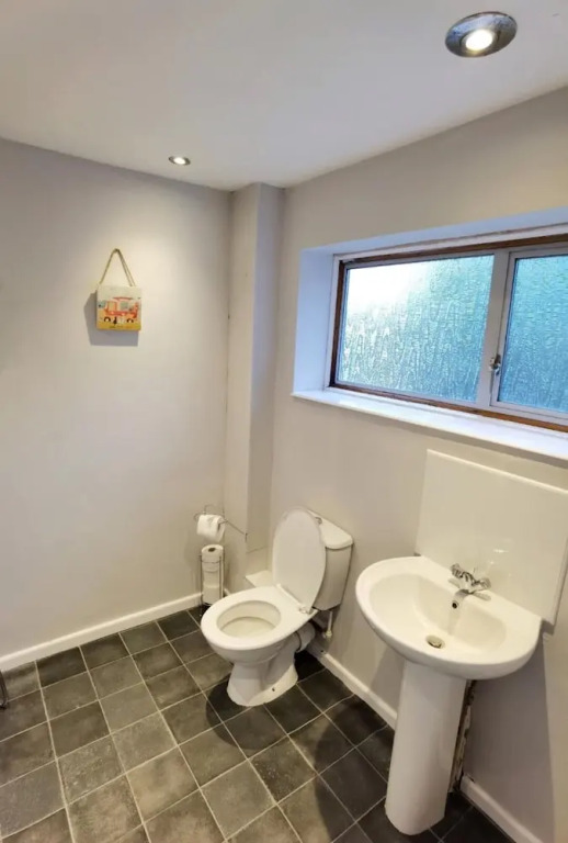 5 Bedroomed House Available for Guests and Contractors Wifi Parking