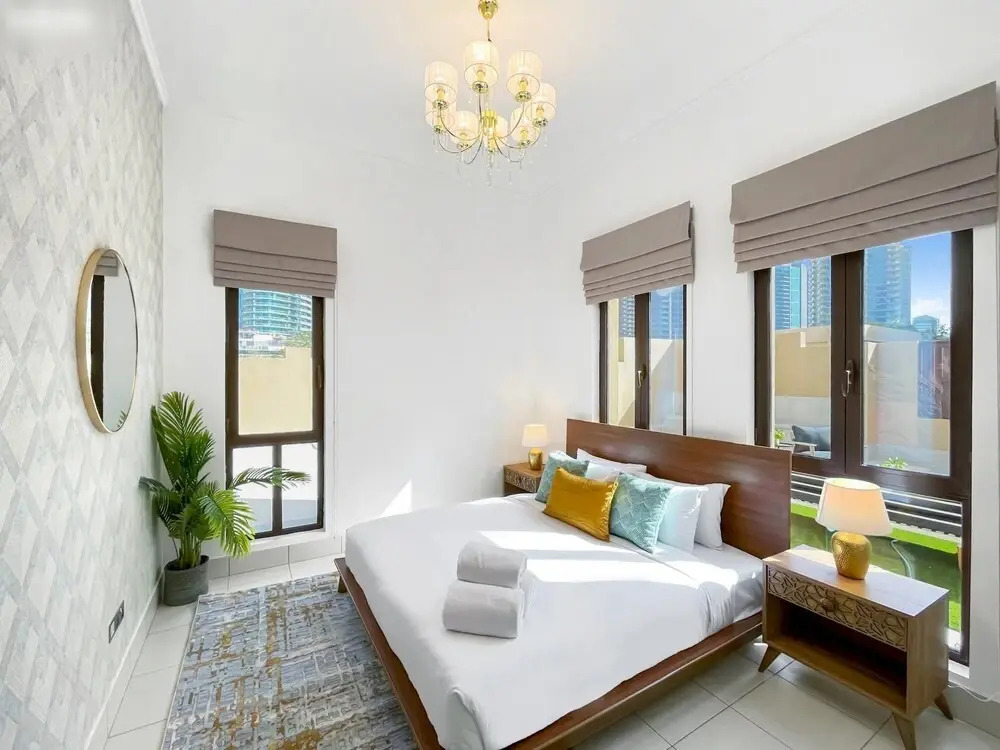 1-br Dazingly lit Downtown