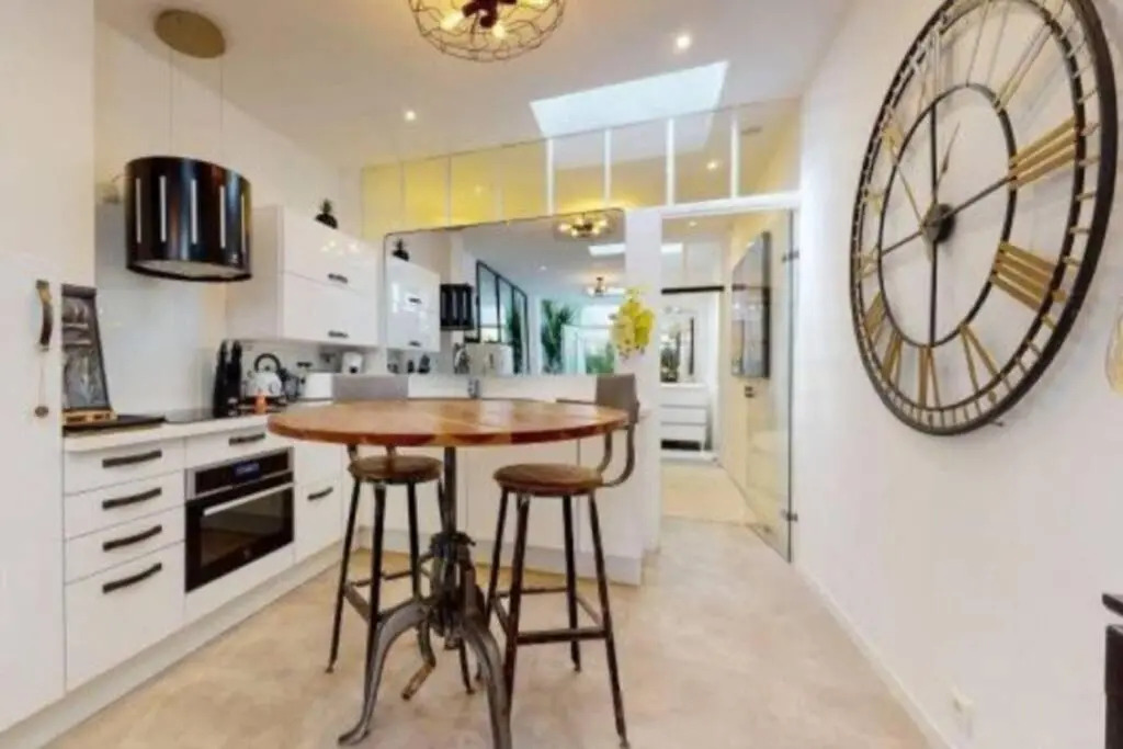 BANDOL Magnifique appartement en RDC cour sans vis à vis 5mn plage