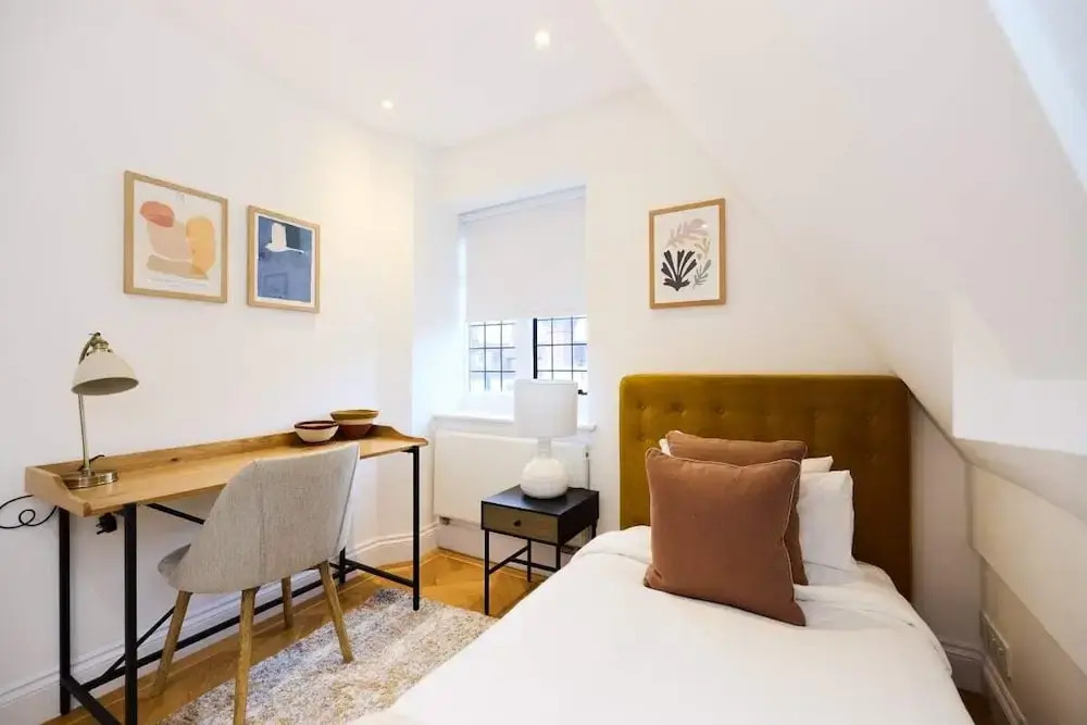 The Charm of Chelsea - Modern 4bdr With Shared Courtyard