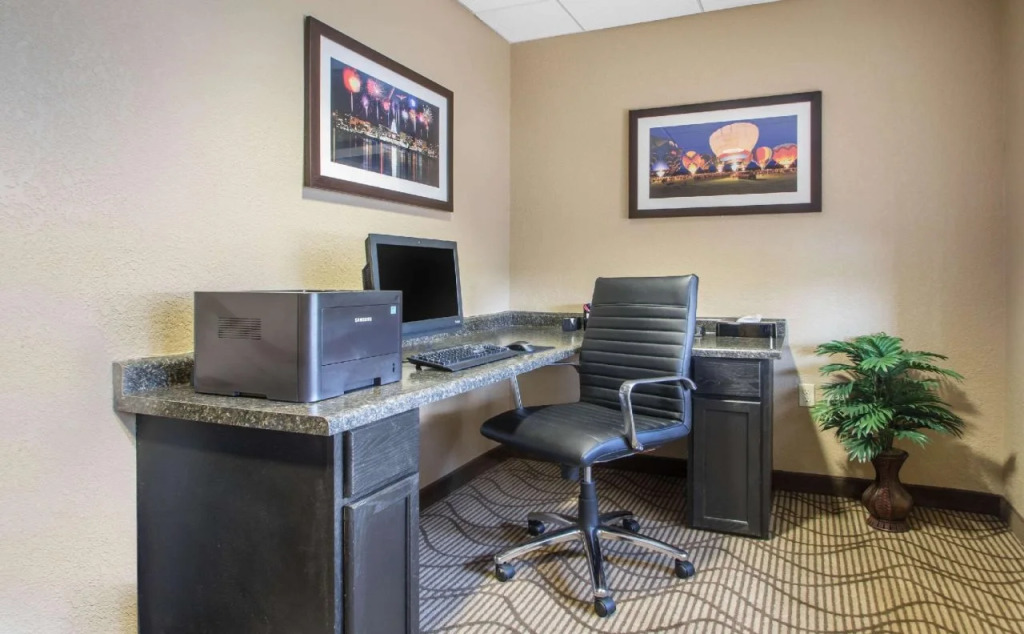 Comfort Suites Johnson Creek Conference Center