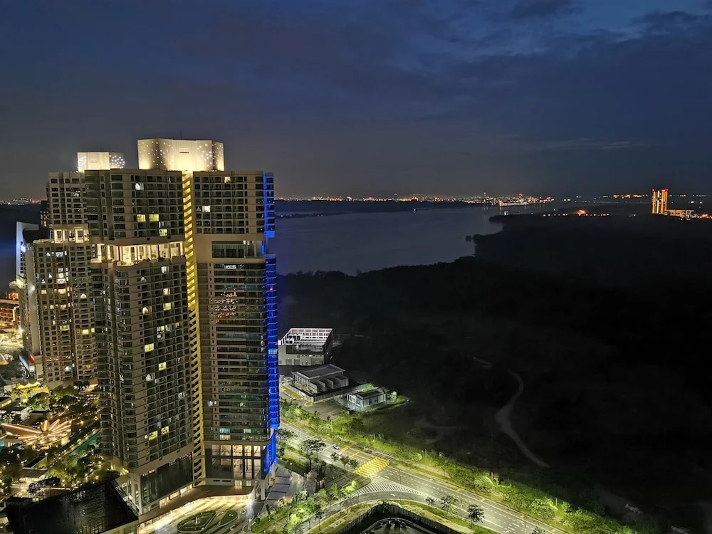 Almas Suites Puteri Harbour by Stayrene