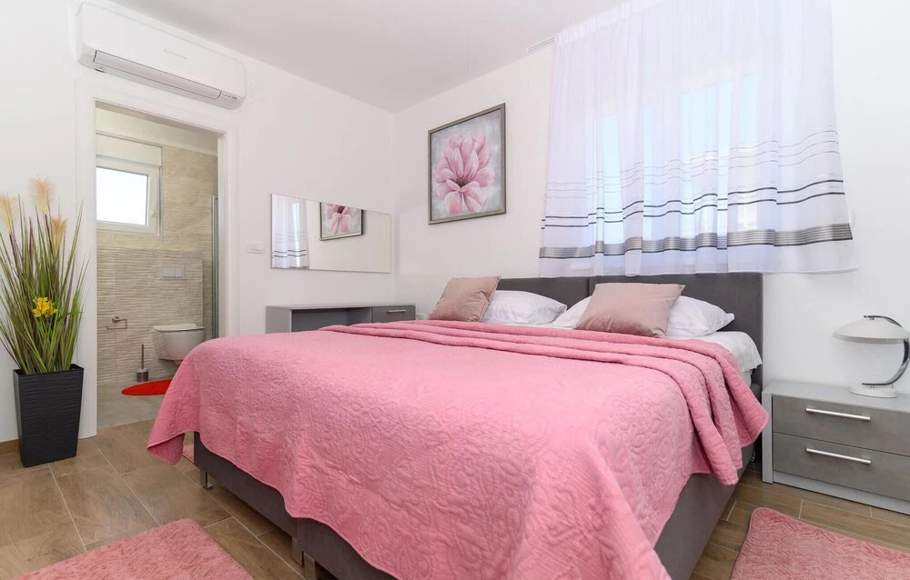 Beautiful Apartment in Seget Donji With Wifi and 2 Bedrooms
