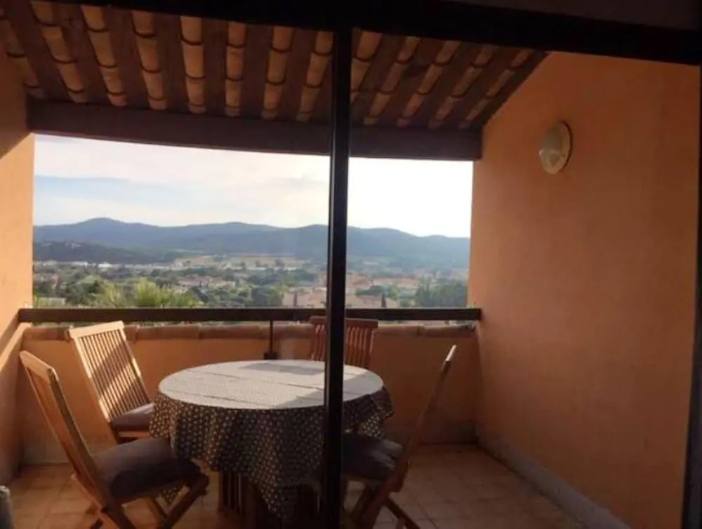 Studio in Bormes-les-mimosas, With Wonderful sea View, Shared Pool and Enclosed Garden