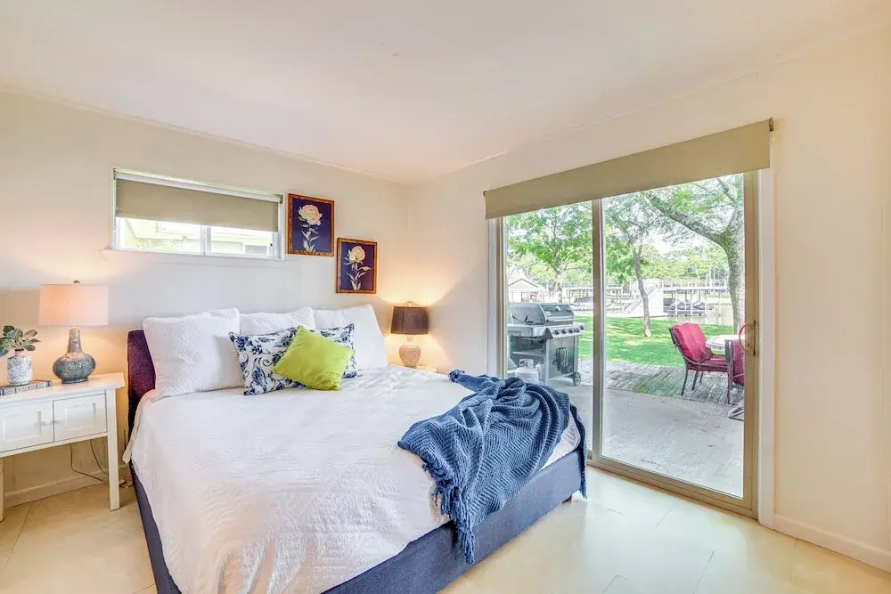 Live Lake Life! Enchanted Oaks Gem w/ Private Dock