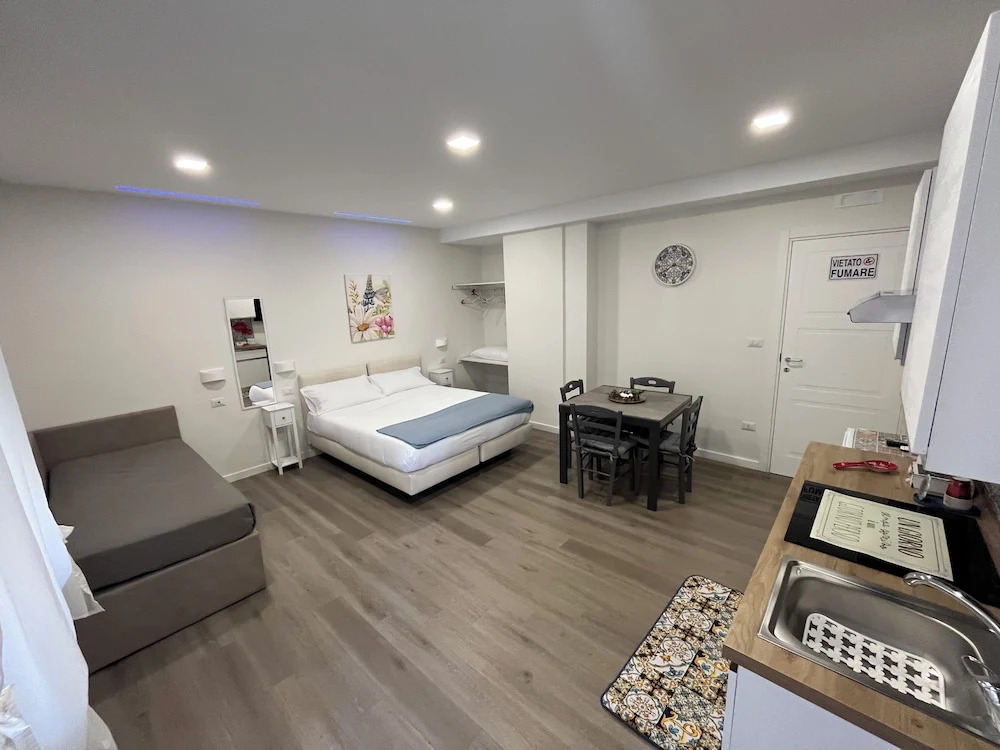 F Rooms Napoli Via Sementini