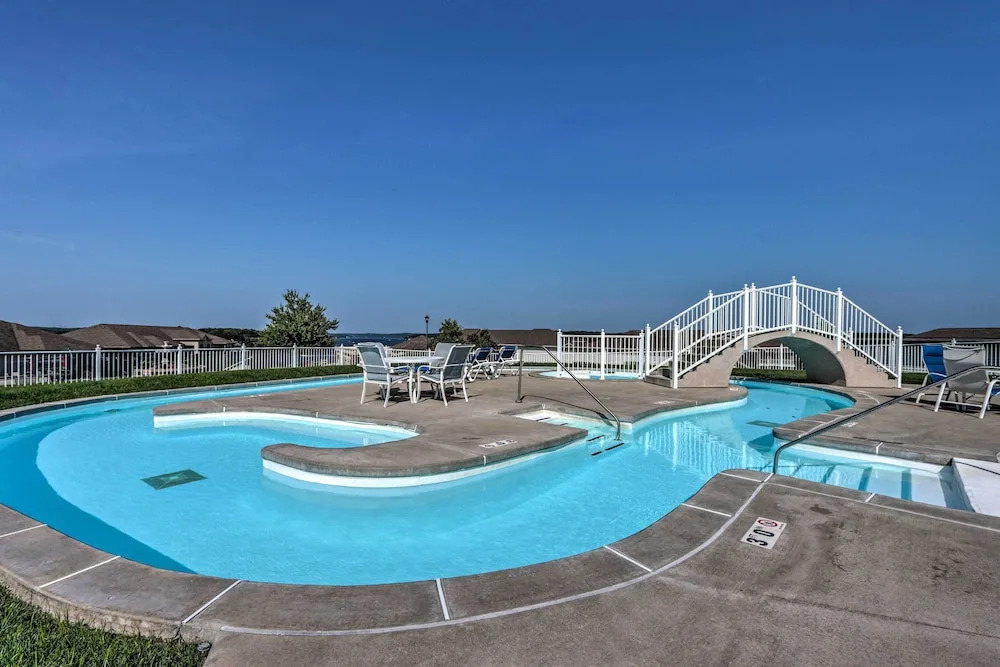 Relax by Pools: Top-floor Lands End Corner Unit