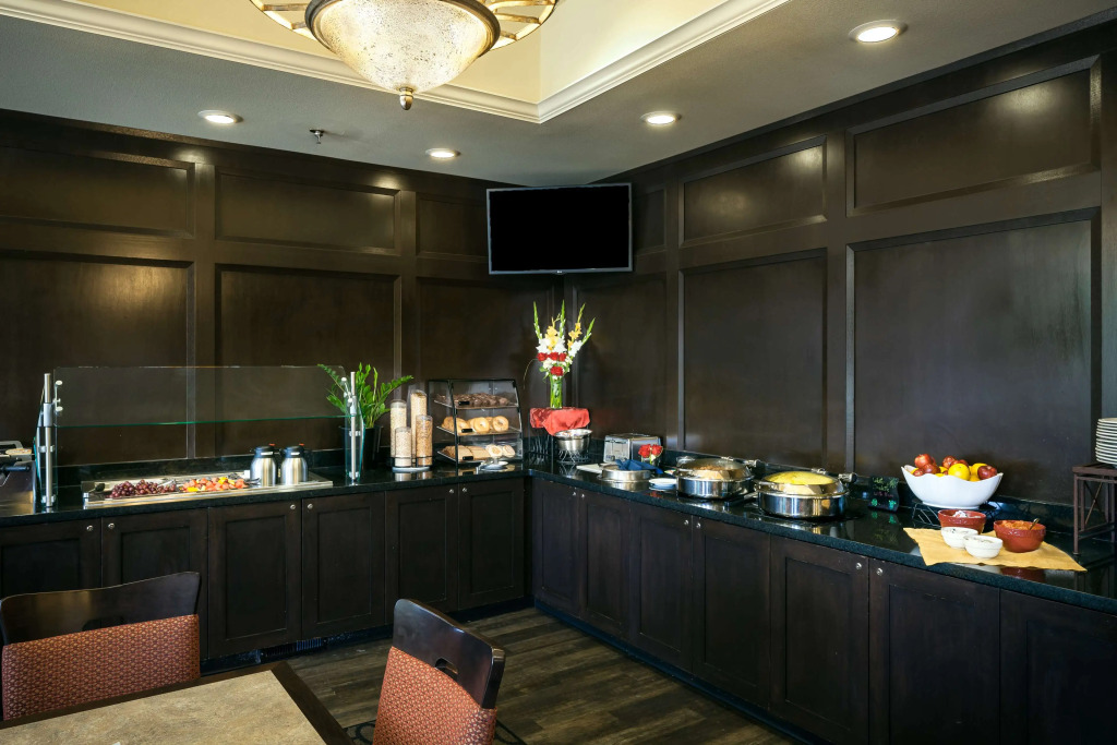 Plaza Inn & Suites at Ashland Creek