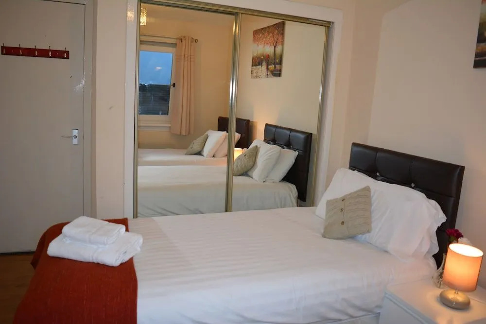 Facing Glasgow Green spacious Apartment Free parking
