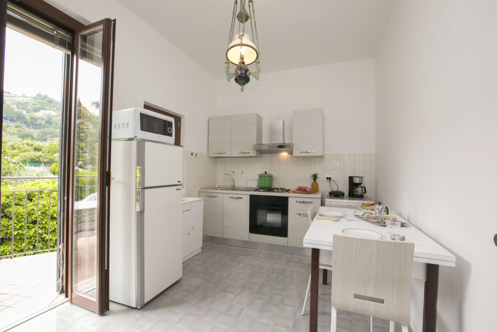Villa Alberti 900m from Garda lake with Garden