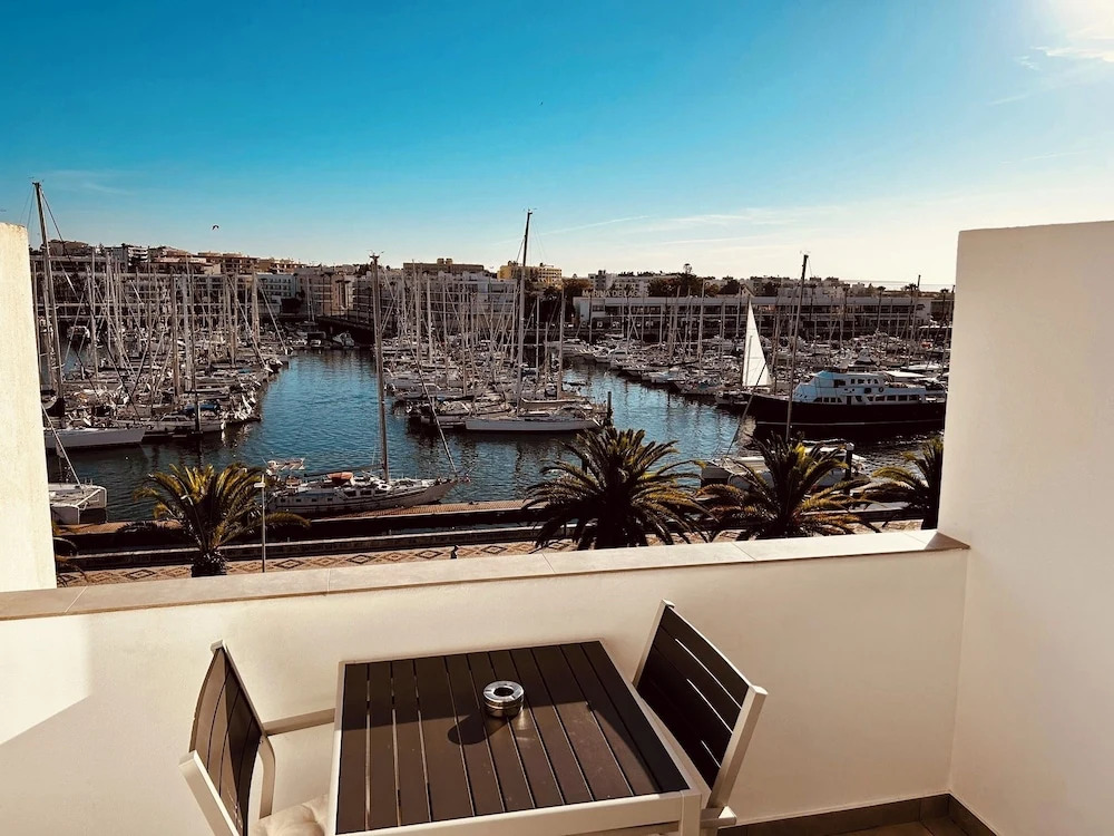 Lagos Marina View apt on Main Avenue Near Beaches