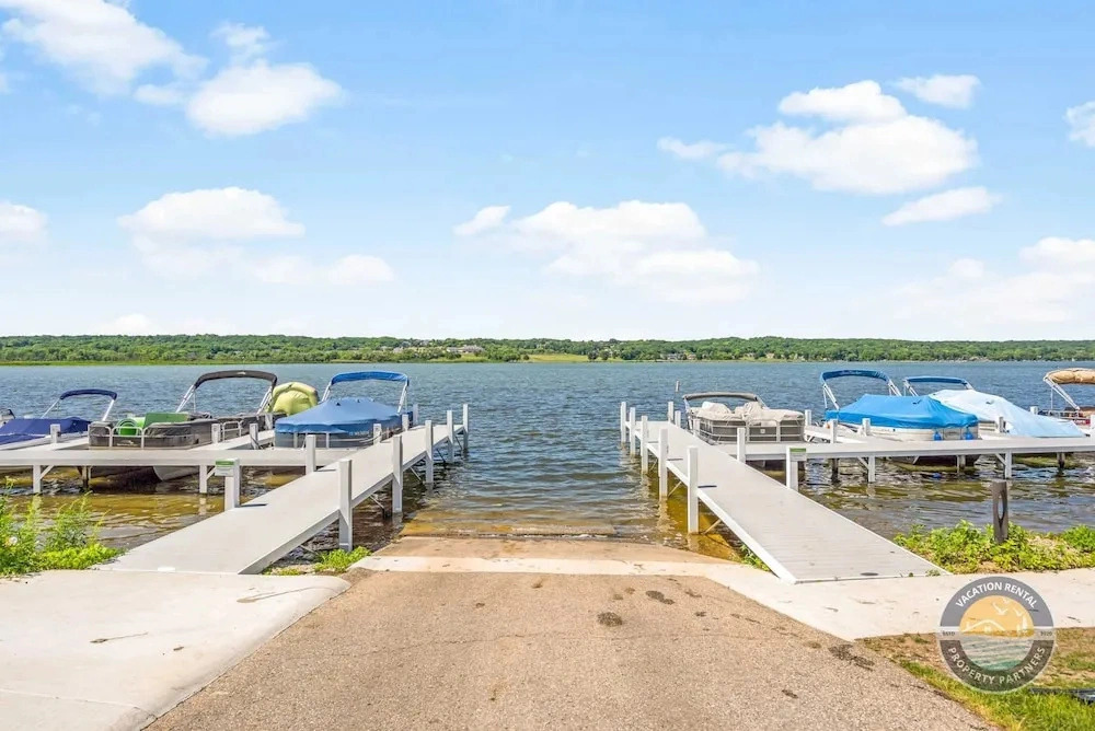 Lake Geneva Condo With Pool, Fireplace & Parking