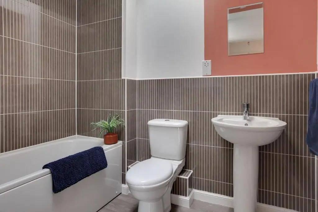 Beautiful Two Bedroom Coach House - Free Parking & Netlfix