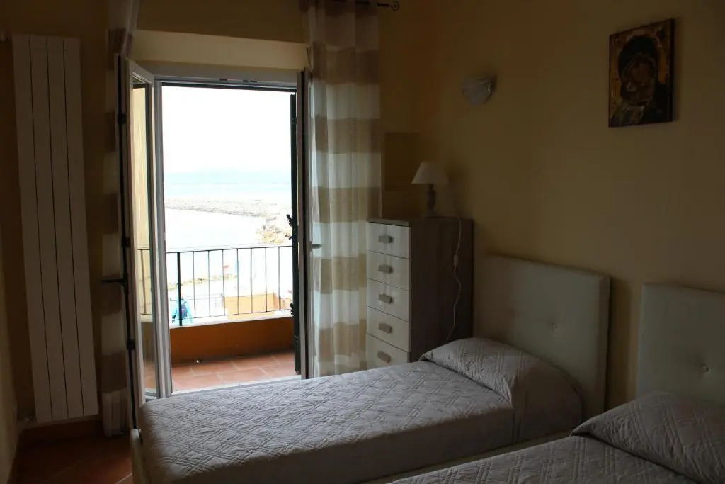CASA LA MARINELLA SUL PORTO