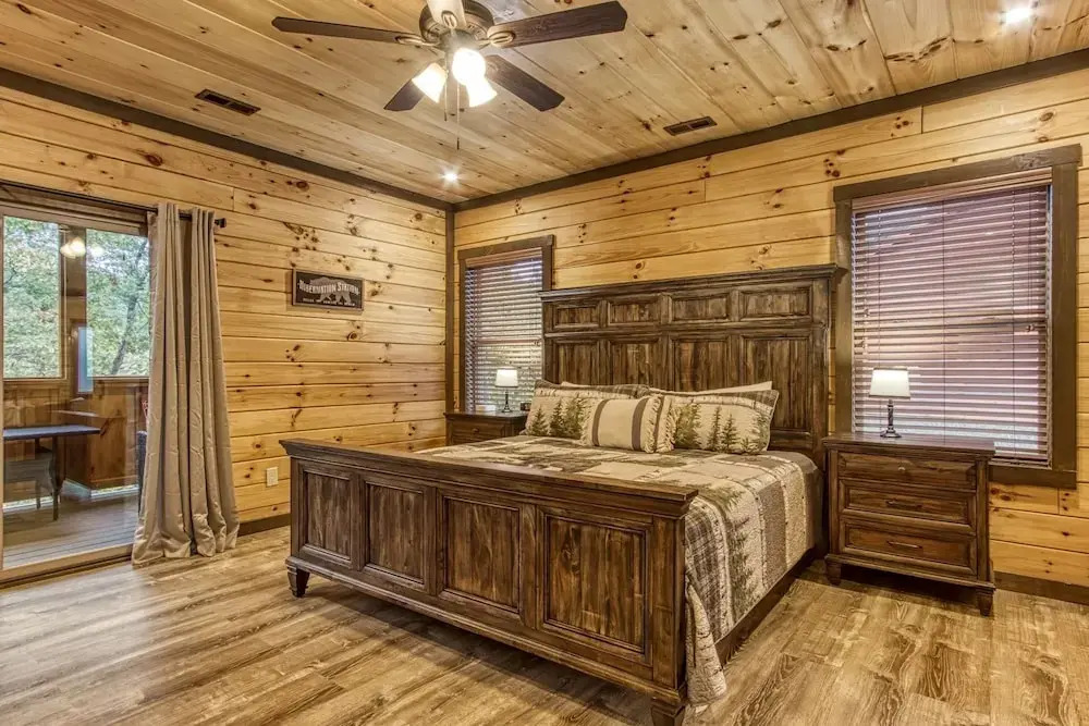 ERN823 - EAGLE FALLS - GREAT LOCATION WITH PRIVATE HEATED INDOOR POOL! CLOSE TO TOWN! cabin