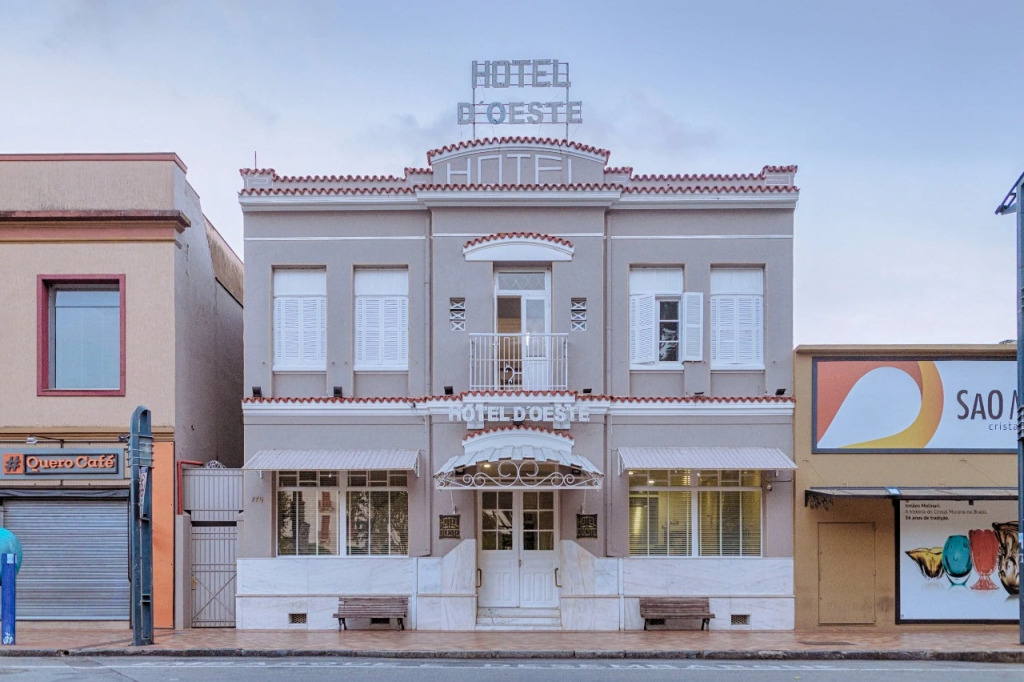 MOVA Hotel Doeste - Localizado em frente a Praça Principal da Cidade, na área Central - Pé na Praça
