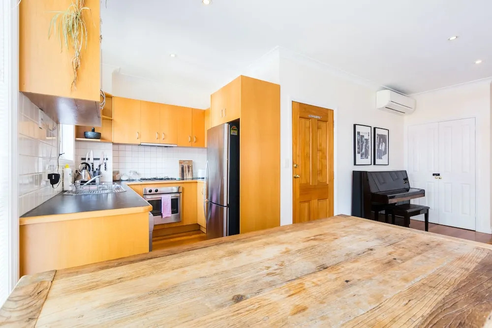 KIM, 2BDR West Melbourne Apartment