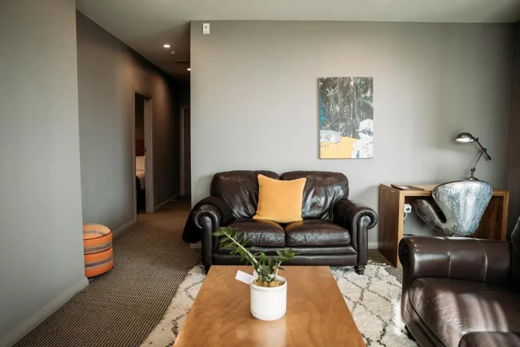King and Queen Hotel Suites