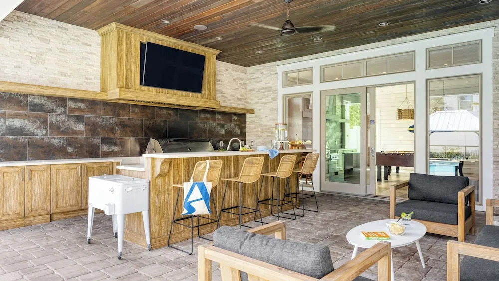 Monarch by Avantstay Stunning Estate 1 Block to Beach, Swim Up Bar, Hot Tub, & Rooftop Views