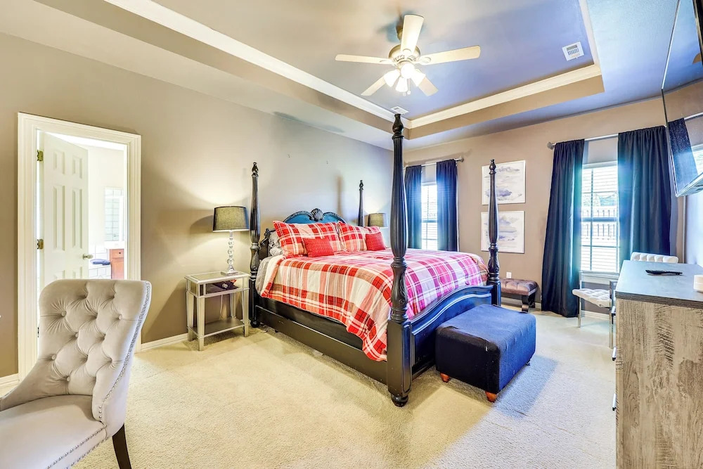 Spacious Family Home 3 Mi to Downtown Fayetteville