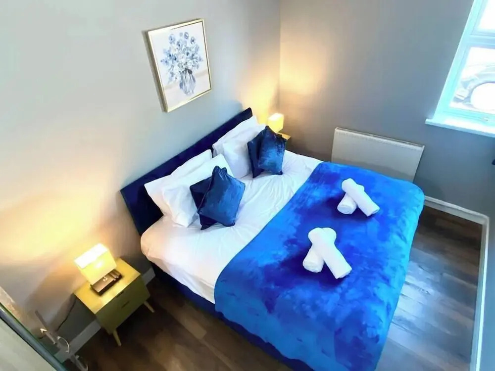 2 Bed Town Centre Free Park Wi-Fi Garden