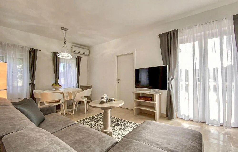 Amazing Home in Pucisca with Hot Tub, WiFi & 3 Bedrooms
