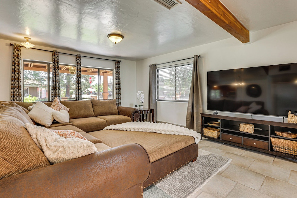 Walkable Uptown Gem! 3 Mi to Phoenix Mtns Preserve
