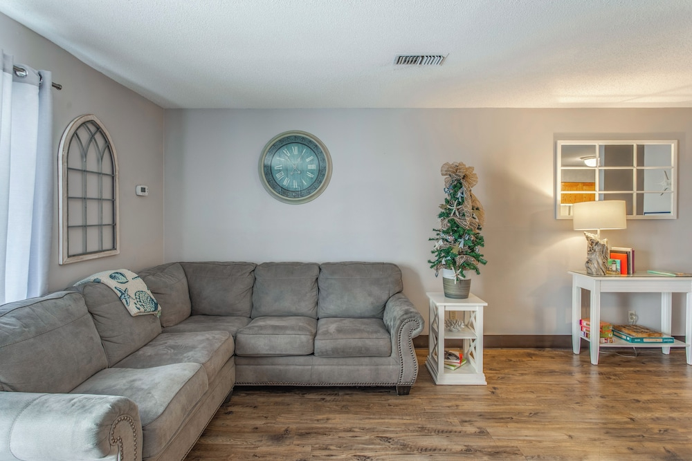 Steps to Ocean: Convenient Myrtle Beach Townhome!