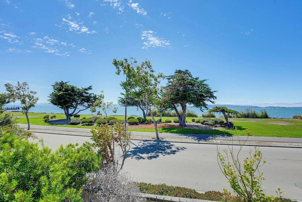1 Block to Bay: Pet-friendly Retreat in Alameda
