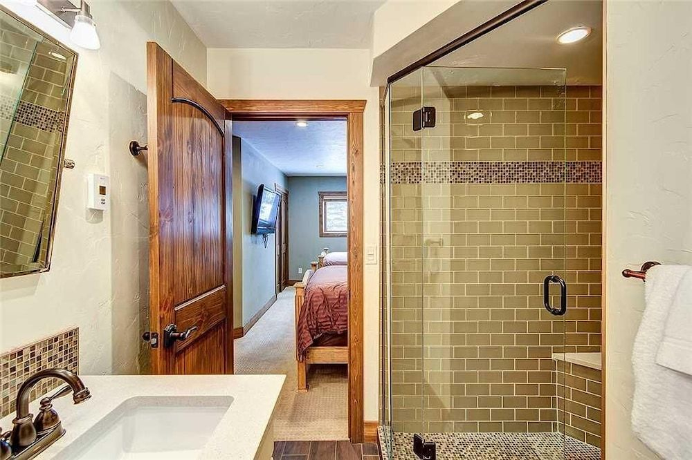 Ski-in Condo Steps From Downtown!! + Free Parking!