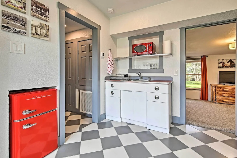 Retro Updated Blanco Abode - Steps to Main Street!