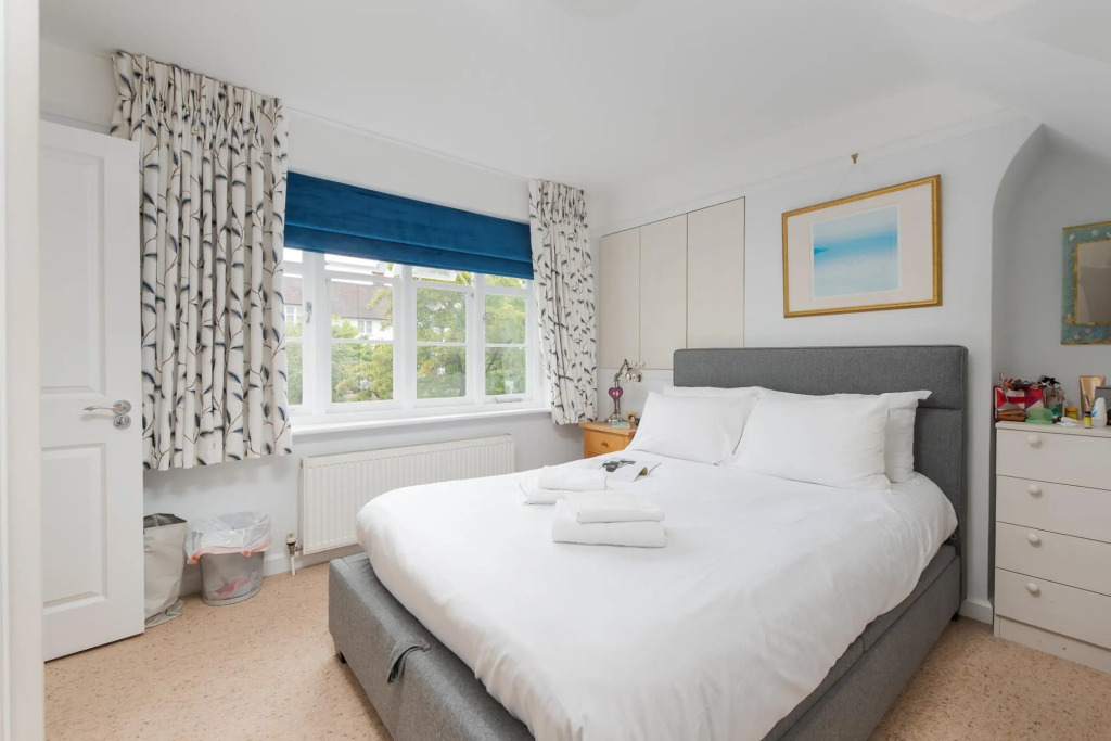 Cottage With a Garden in Golders Green by Underthedoormat