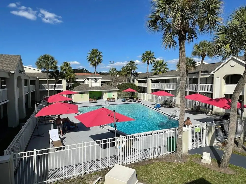 Newly Room in cozy hotel with Super location to the Parks