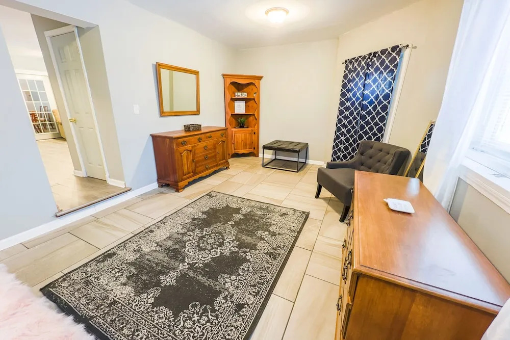 The Stone Castle - With Private Yard & Parking, Near Falls & Casino by Niagara Hospitality