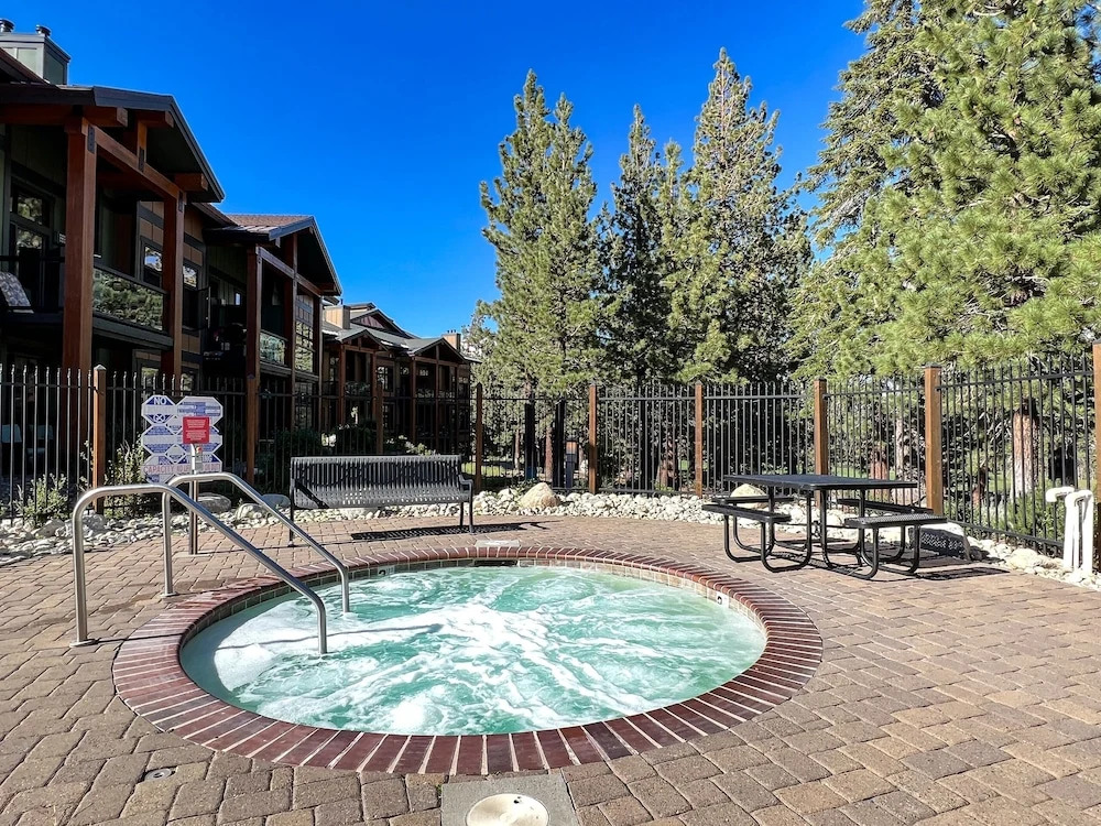 Solstice 18 Beautiful and Modern, Private Washer Dryer, Close to Eagle Lodge by RedAwning