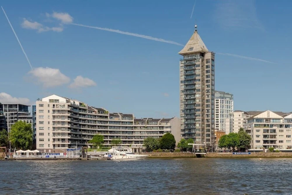 Lovely 2BR Home in Battersea W/parking, 3 Guests!